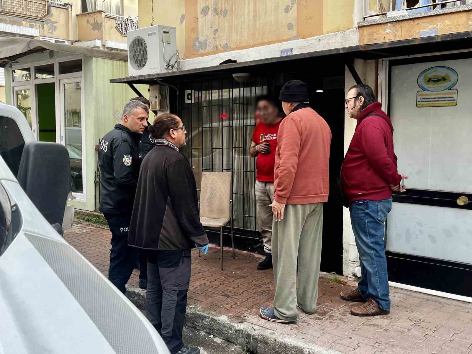 Yangına uykuda yakalanıp dumandan etkilendi, tedaviye g&uuml;&ccedil;l&uuml;kle ikna edildi
