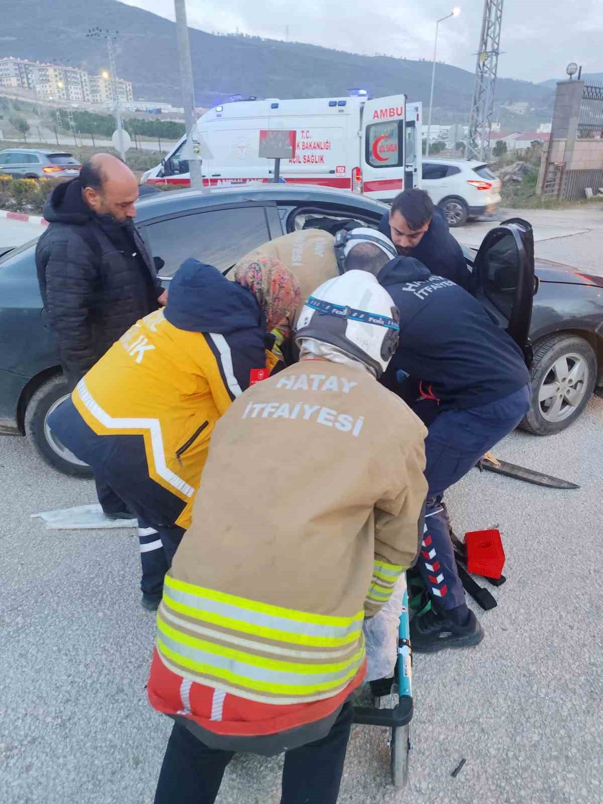 Kaza kavşağı haline gelen d&ouml;n&uuml;şte yaşanan kaza kamerada
