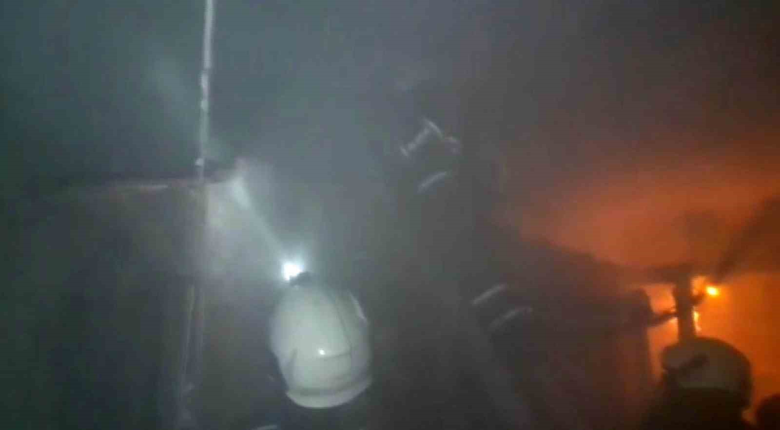 Çatı katındaki odunlukta çıkan yangında 40 güvercin telef oldu