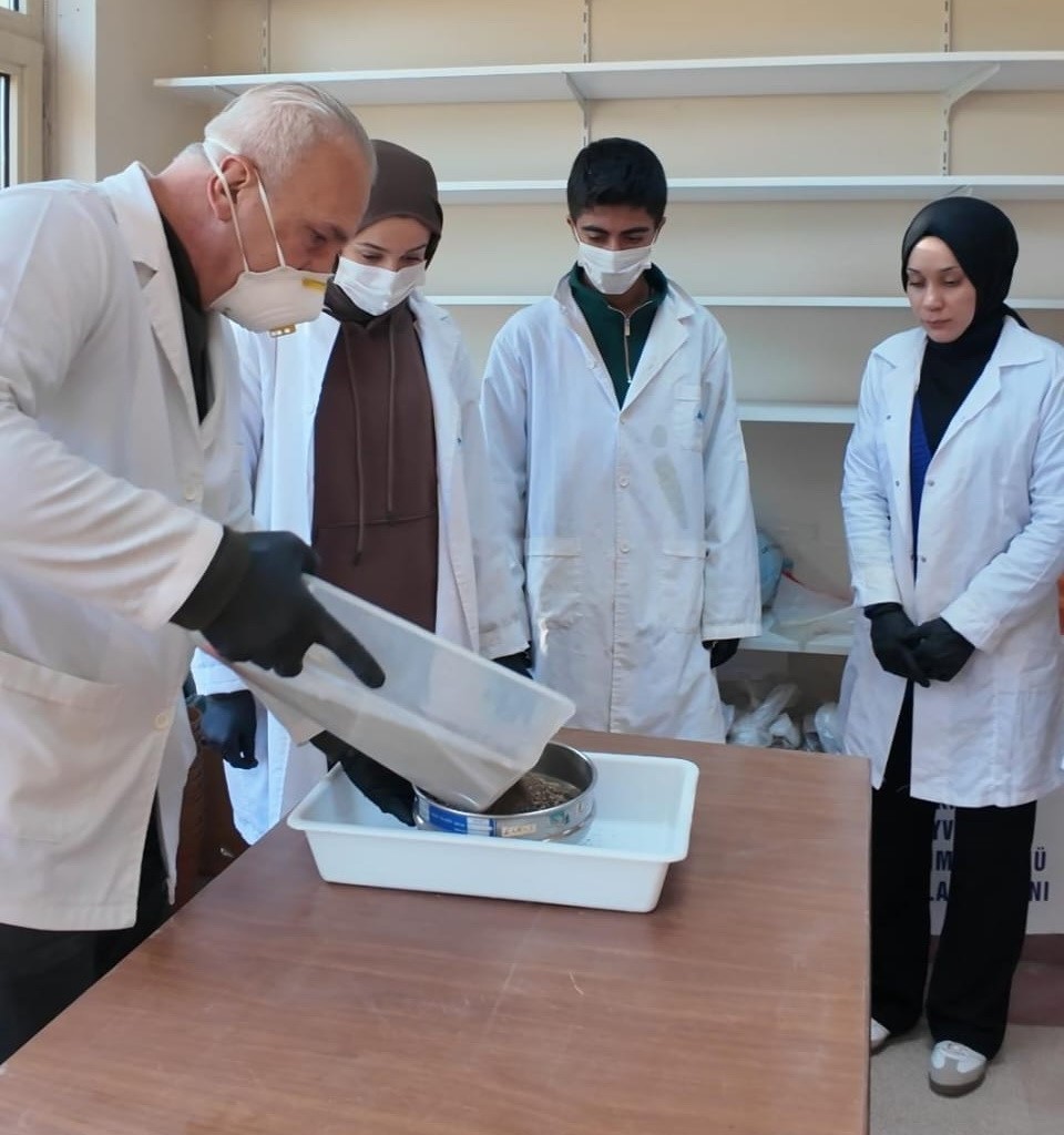 Üniversiteden çiftçilere toprak analizi desteği