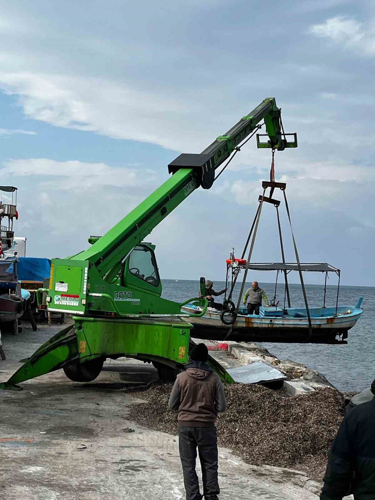 Dikili&rsquo;de balık&ccedil;ı tekneleri fırtınaya karşı karaya alındı

