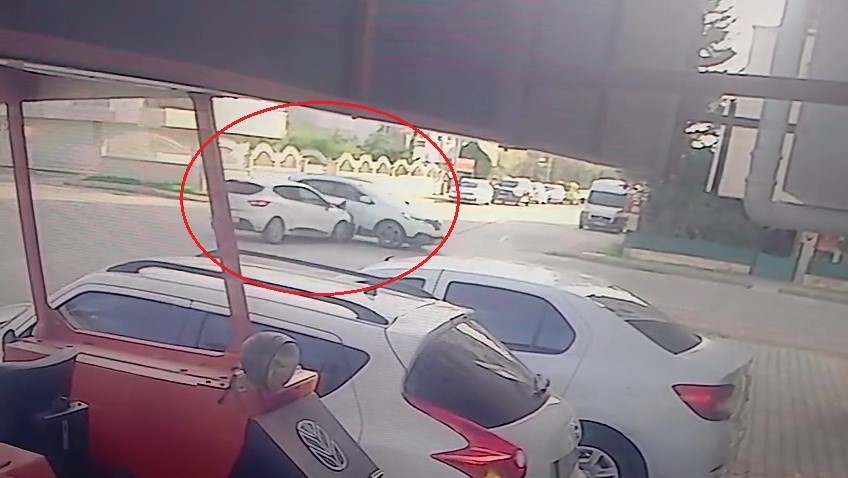 Antalya&rsquo;da kontrols&uuml;z kavşakta otomobiller &ccedil;arpıştı: 2 yaralı
