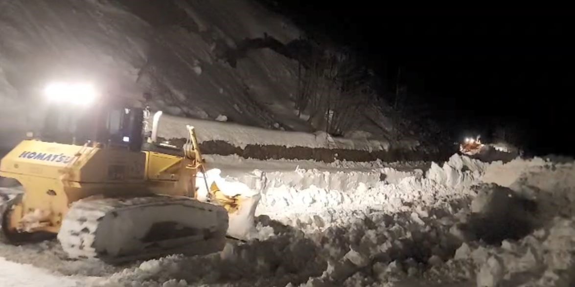 Macahel Geçidi’nde karla mücadele 10 gündür gece gündüz sürüyor
