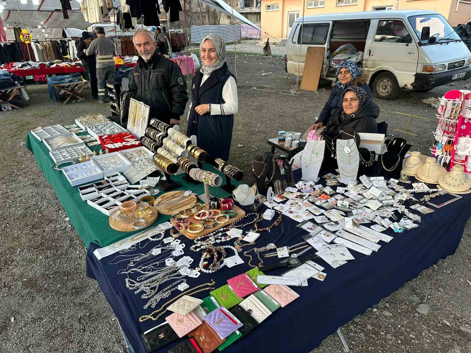 Mollabey’de ucuzluk pazarı yoğun ilgi görüyor