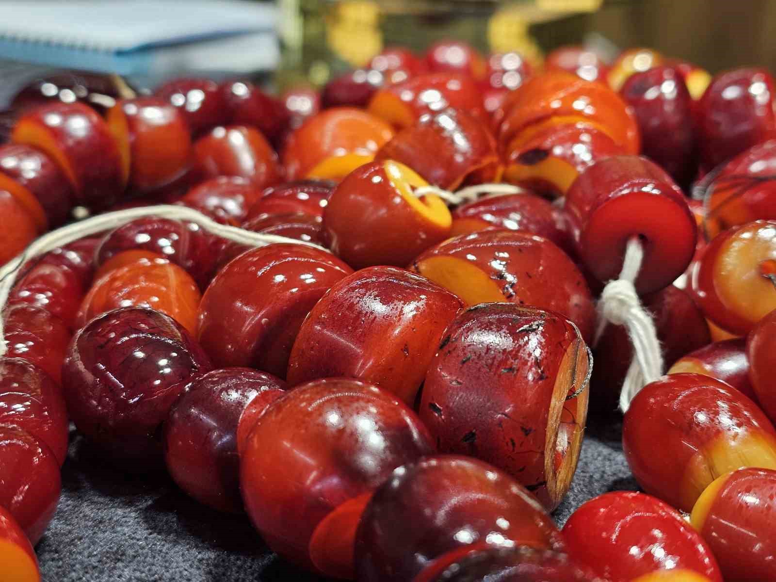 90 bin dolarlık 600 par&ccedil;a tarihi Osmanlı kehribarı, ustaların elinde yeniden şekillenecek
