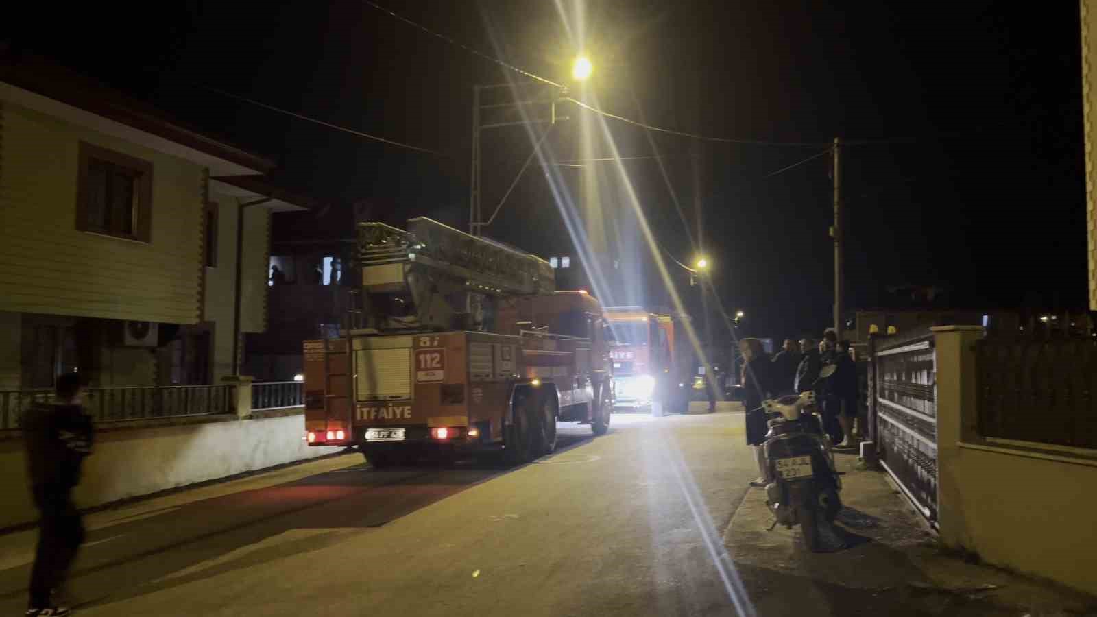 Mahalleliyi panikleten yangın, itfaiyenin müdahalesiyle son buldu