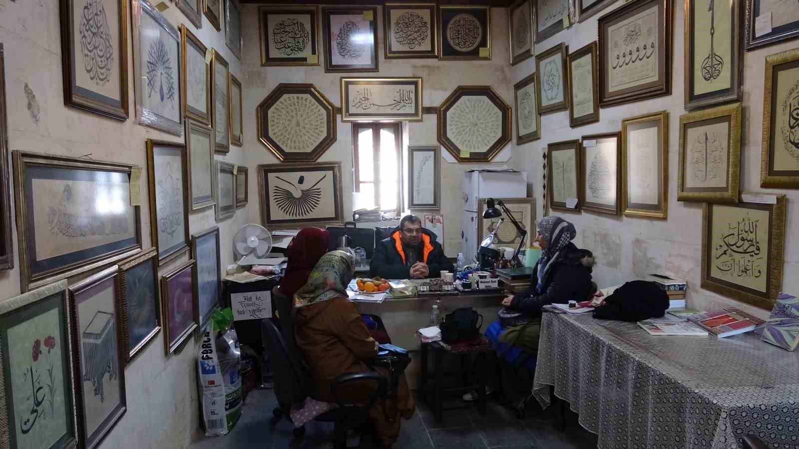 Hat sanat&ccedil;ısı yeni &ouml;ğrenciler yetiştiriyor
