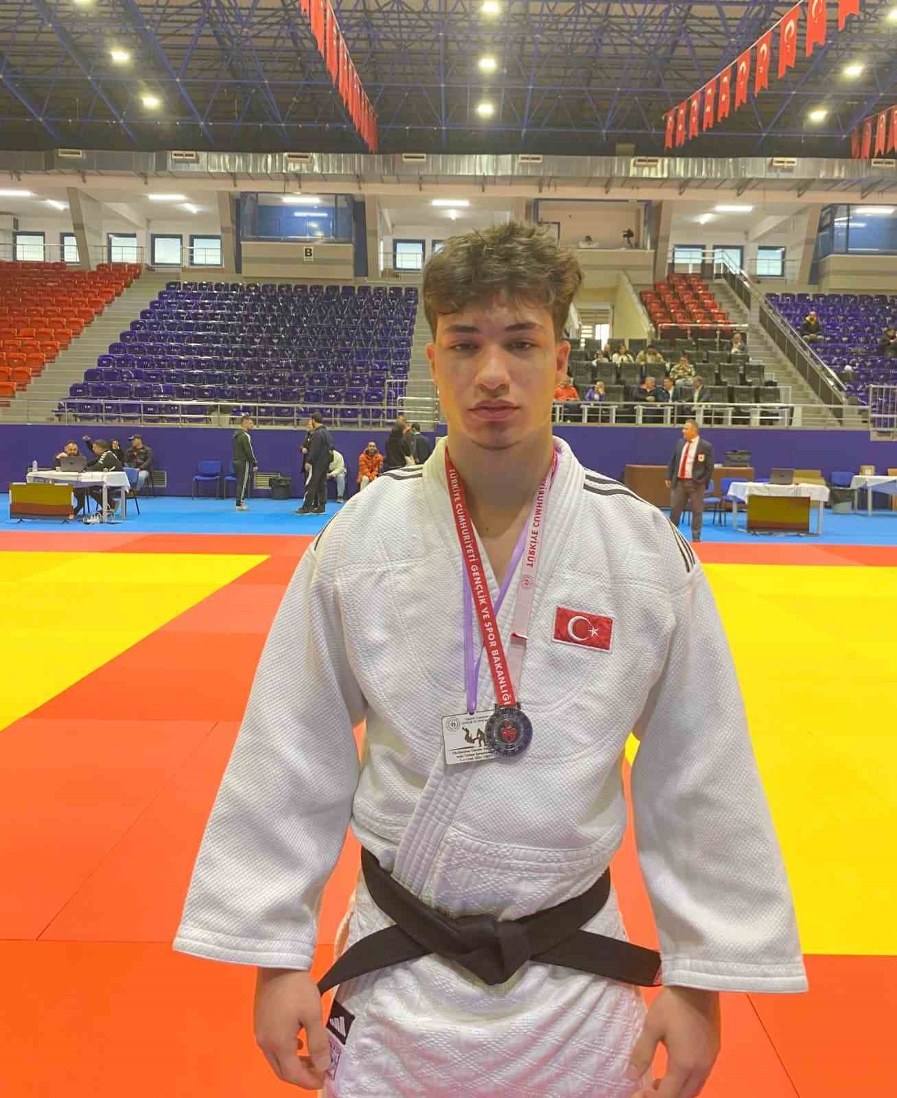 Yunusemre Belediyesporlu Emin Levent Yelkenci Türkiye ikincisi oldu
