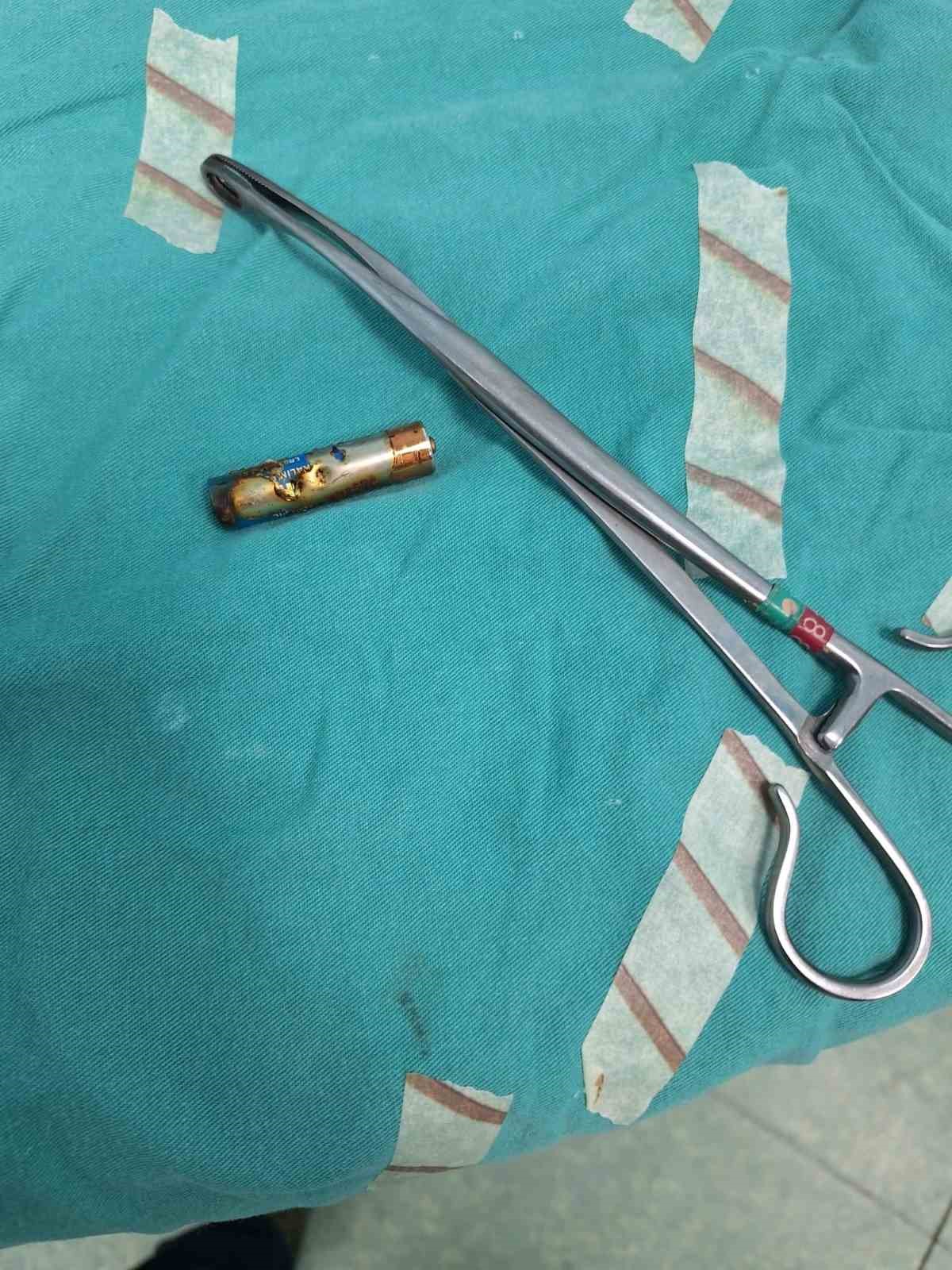 Karaman’da boğazına kumanda pili kaçan bebek ölümden döndü