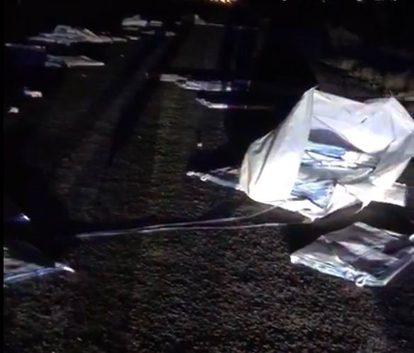 Karapınar&rsquo;da &ccedil;uval y&uuml;kl&uuml; tırdan yola sa&ccedil;ılan y&uuml;kler trafiği aksattı
