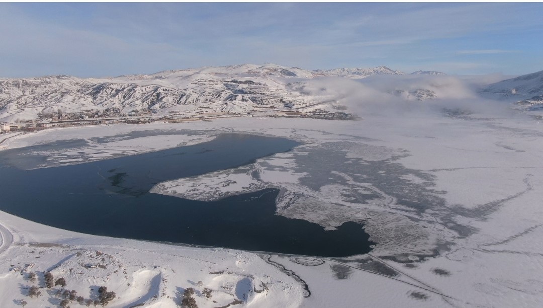 Sibirya soğuklarının hakim olduğu Van’da Sıhke Göleti’nin yüzeyi dondu