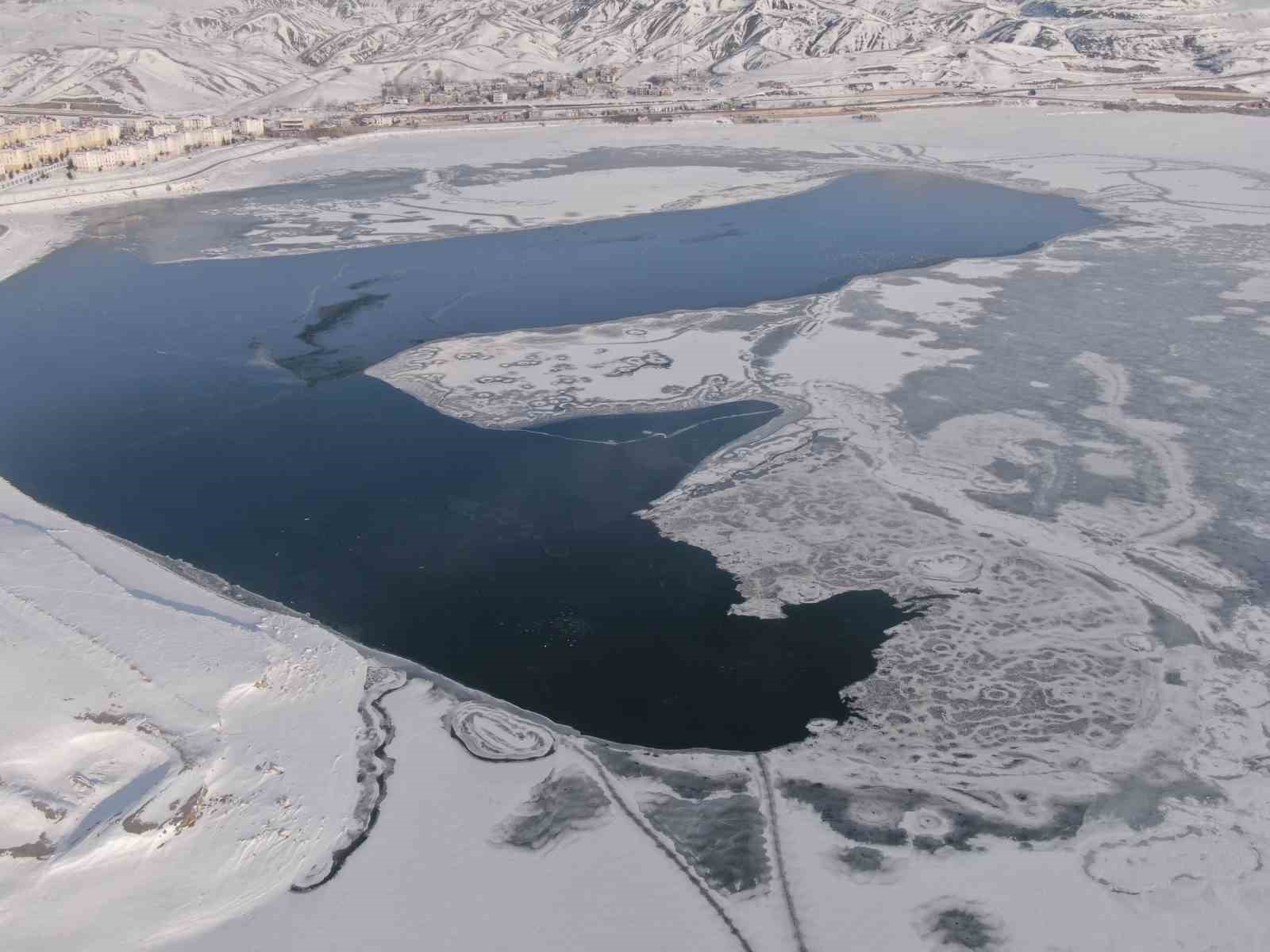 Sibirya soğuklarının hakim olduğu Van’da Sıhke Göleti’nin yüzeyi dondu