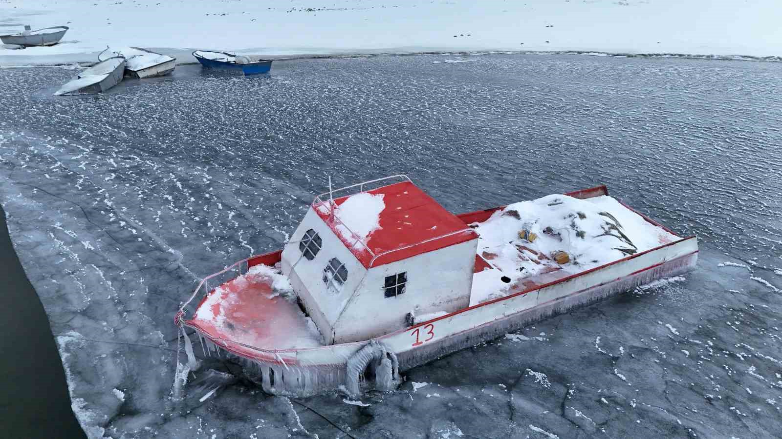 Nazik Gölü kısmen dondu, balıkçı tekneleri buzlar arasında kaldı