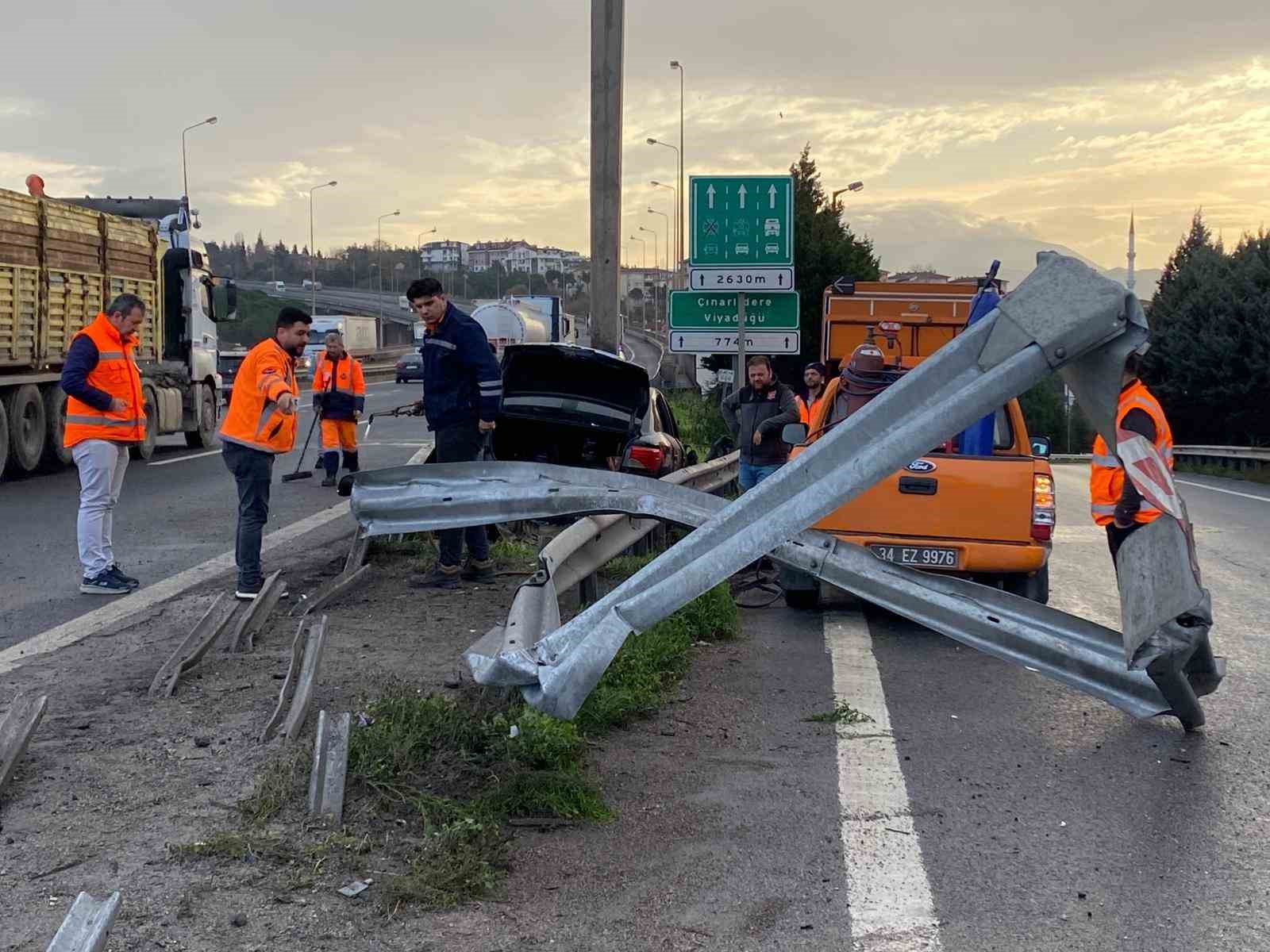 TEM’de otomobilin çarptığı bariyer yerinden söküldü: 1 yaralı