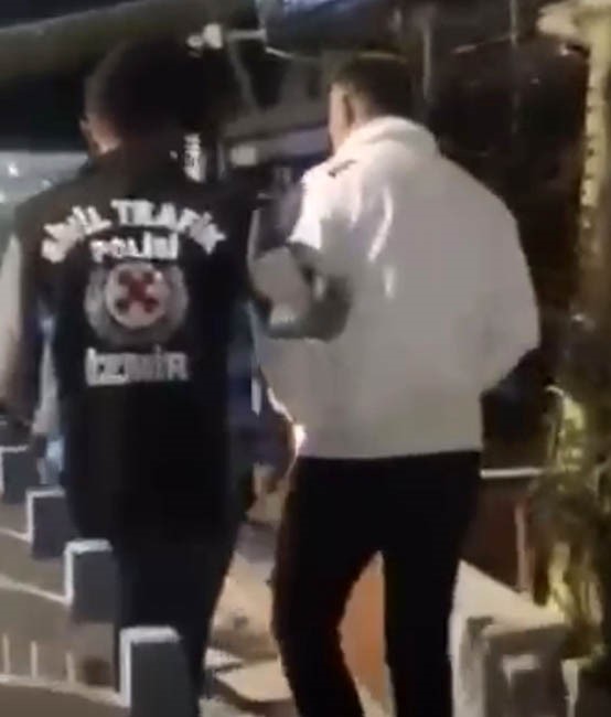 İzmir&rsquo;de orta ref&uuml;jden karşı y&ouml;ne ge&ccedil;en s&uuml;r&uuml;c&uuml;ye ceza yağdı
