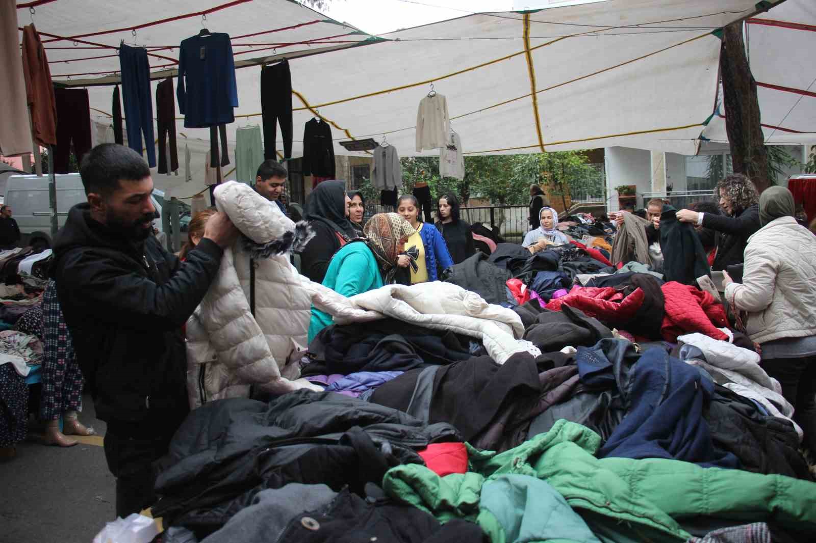 Modayı uygun fiyata takip etmek isteyenler bu pazarda buluşuyor
