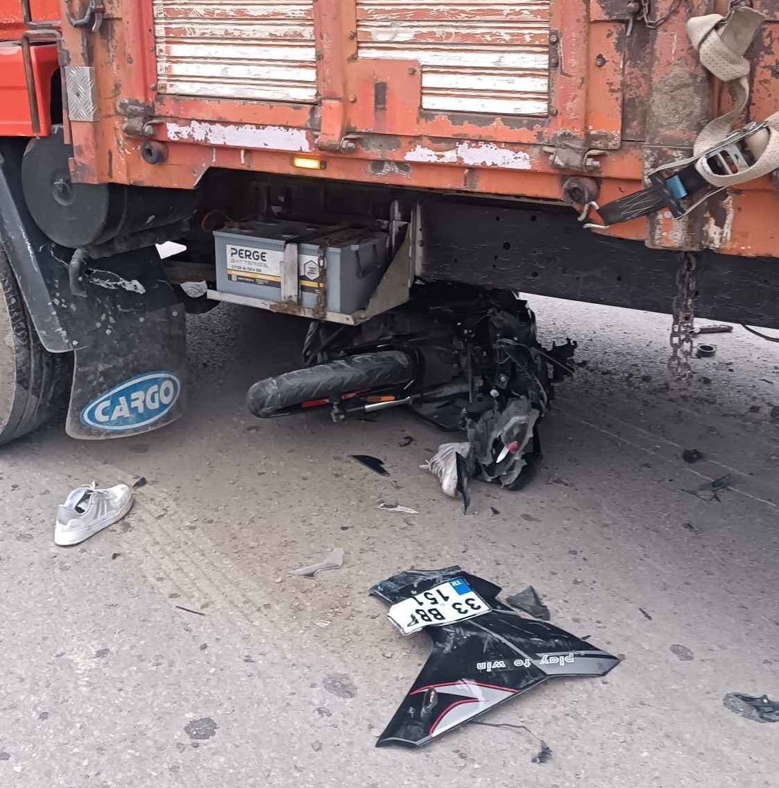 Motosiklet kamyonun altına girdi, savrulan sürücü ağır yaralandı