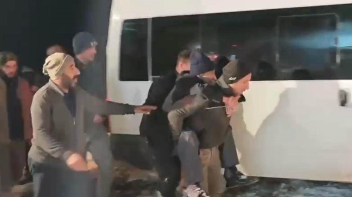 Ekipler yolu açtı, 90 yaşındaki hasta sırtta taşınarak sağlık ekibine ulaştırıldı