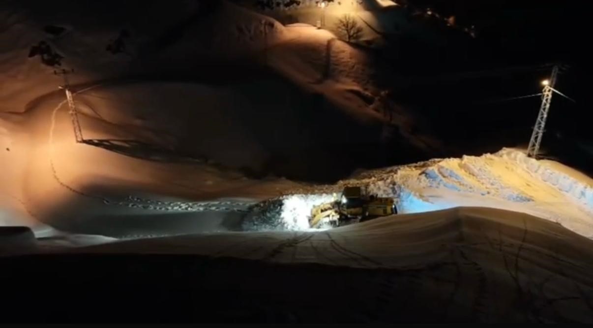 Ekipler yolu a&ccedil;tı, 90 yaşındaki hasta sırtta taşınarak sağlık ekibine ulaştırıldı
