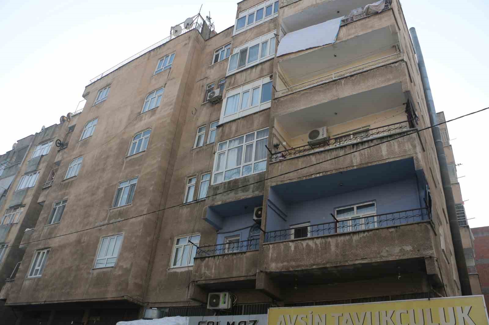 Diyarbakır’da kolonu çatlayan bina sakinleri hırsızlar için nöbet tutuyor