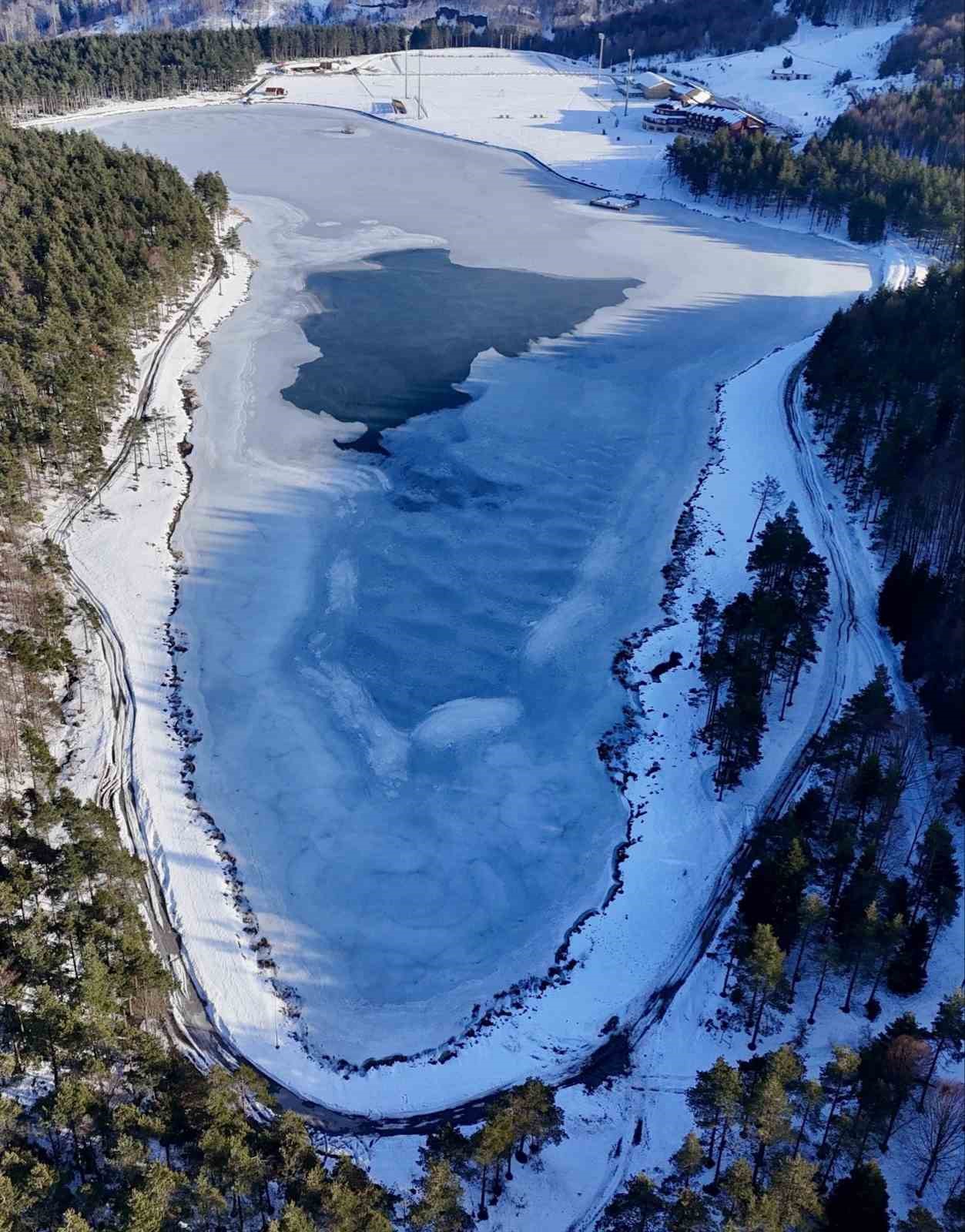 Düzce’de Topuk Yaylası Göleti buz tuttu