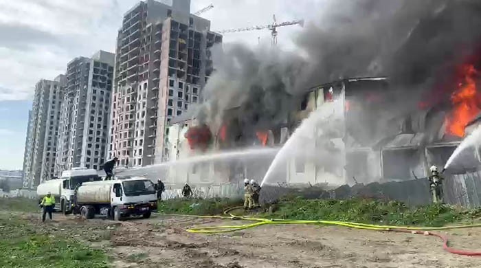 Esenyurt&rsquo;ta bulunan bir inşaat alanında iş&ccedil;ilerin kaldığı konteynerde hen&uuml;z bilinmeyen bir nedenle yangın &ccedil;ıktı. Alevler kısa s&uuml;rede b&uuml;y&uuml;rken olay yerine itfaiye ekipleri sevk edildi.
