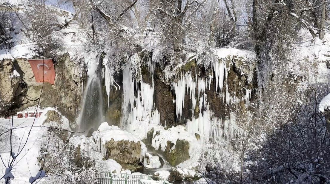 Sıcaklığın eksi 21 dereceye düştüğü Sivas’ta Sızır Şelalesi’nde devasa buz sarkıtları oluştu
