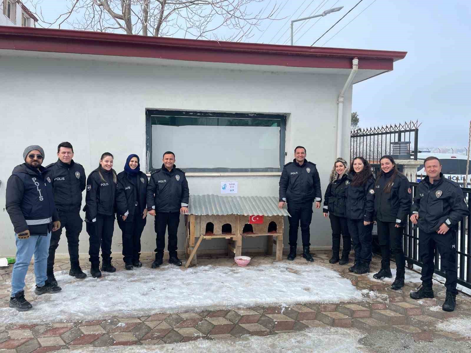 Sivrice polisinden üşüyen minik dostlarına kedi evi