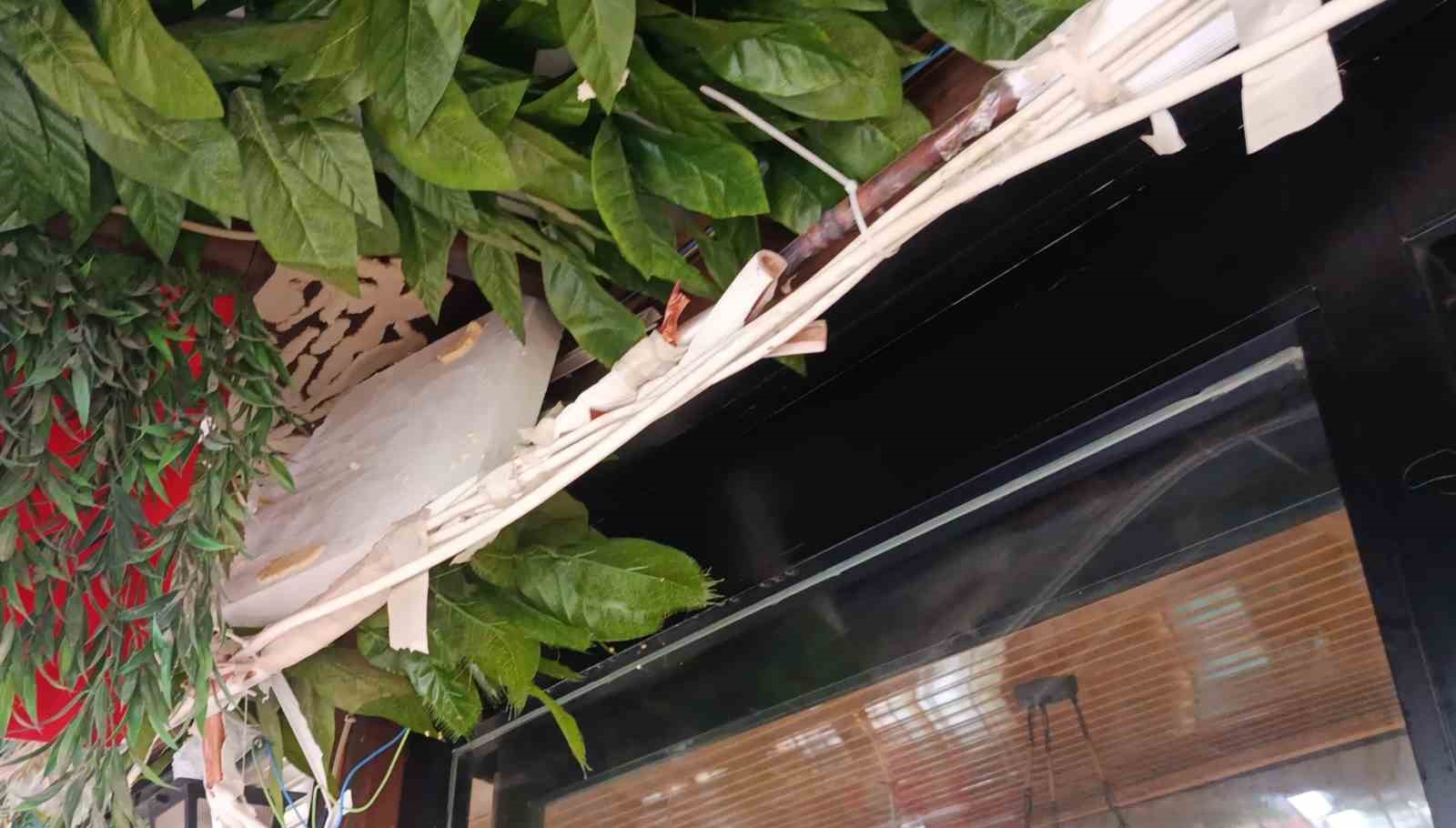 Klima borusu bomba gibi patladı: M&uuml;şteriler sokağa ka&ccedil;tı
