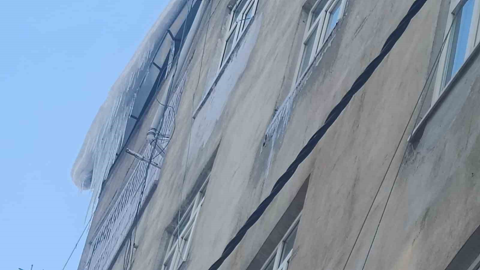 Binadan sarkan buzlar tehlike sa&ccedil;ıyor
