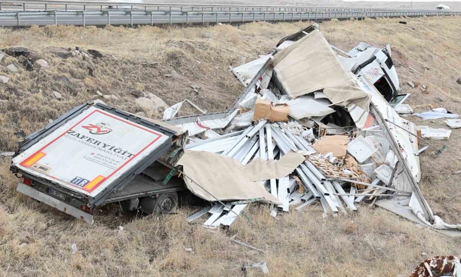 Demir profil y&uuml;kl&uuml; tır şarampole d&uuml;şt&uuml;: 1 ağır yaralı
