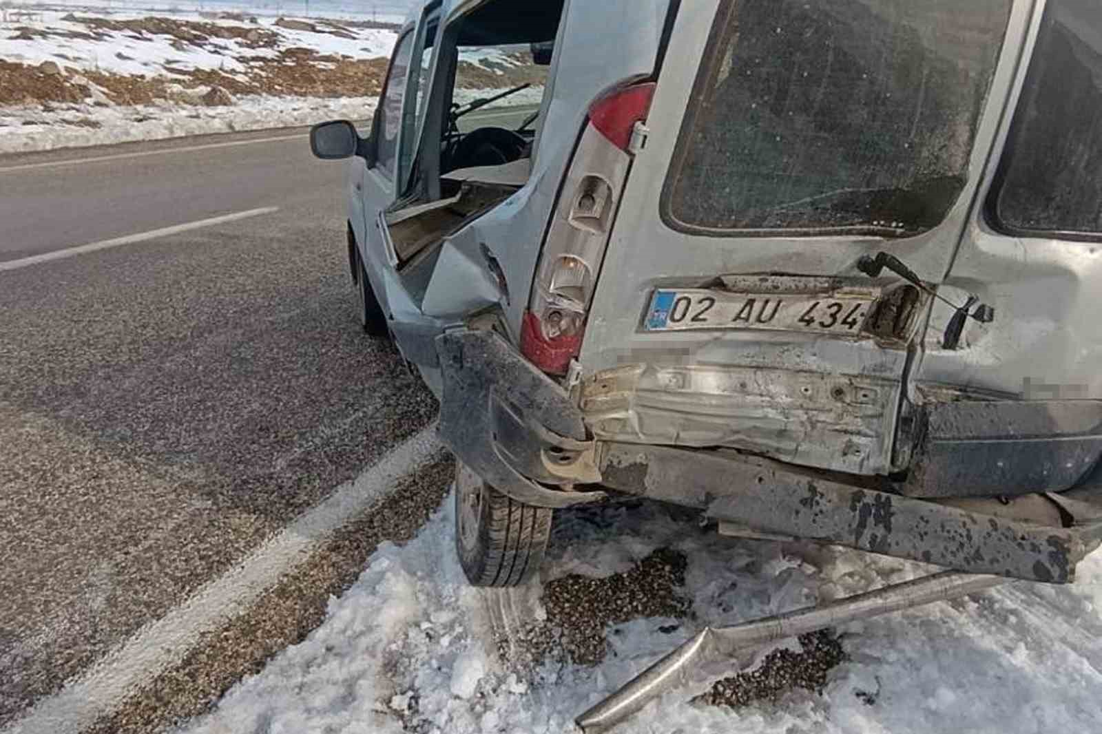 Araban&rsquo;da otomobil ile kamyonet &ccedil;arpıştı: 2 yaralı
