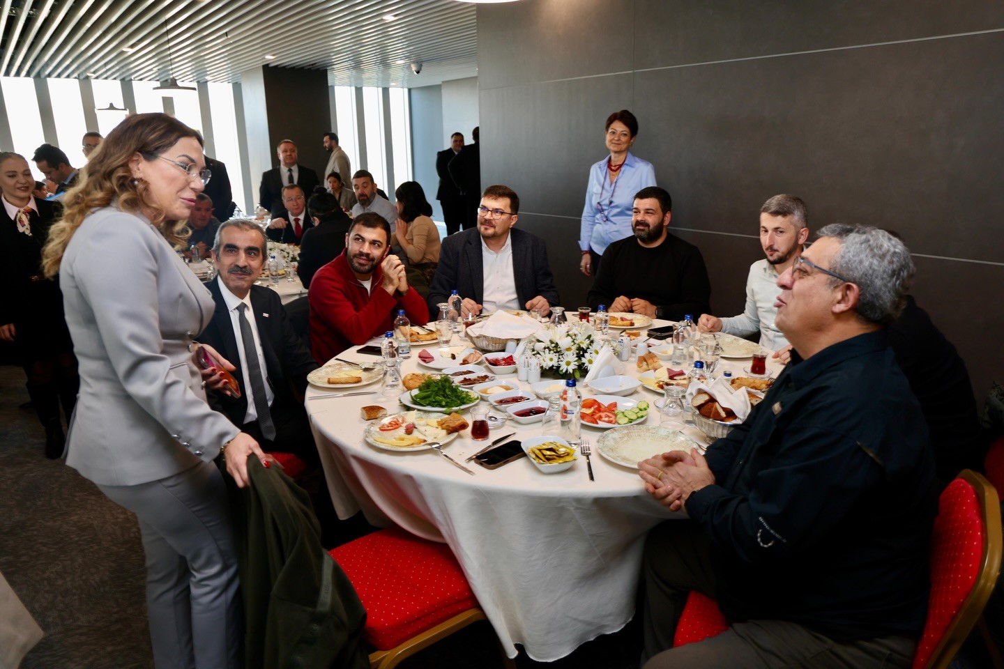 Başkan Y&uuml;ceer&rsquo;den gazetecilere &rsquo;Basın Evi&rsquo; s&ouml;z&uuml;
