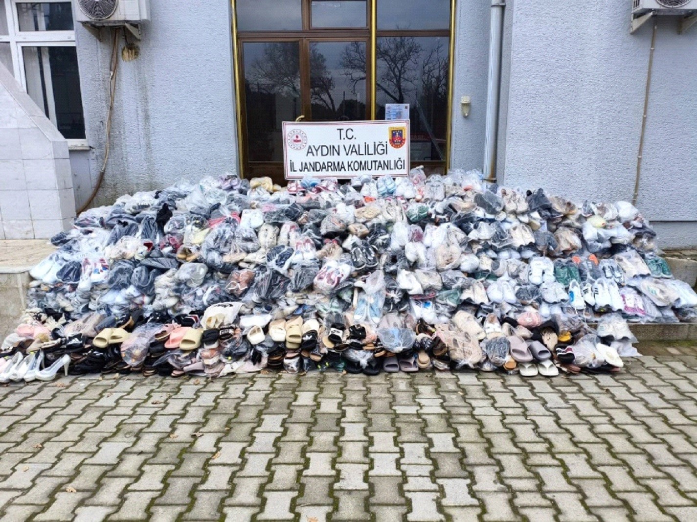 Aydın’da kaçak ayakkabı operasyonu