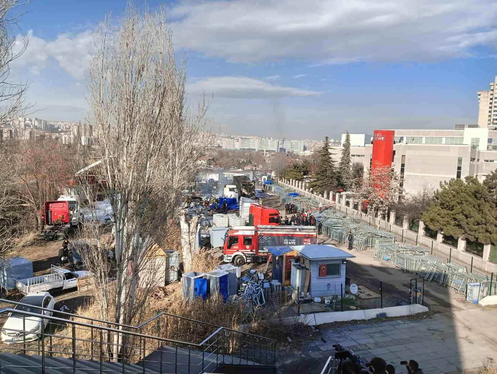 Ankara&rsquo;da yediemin otoparkındaki tır yangını kontrol altına alındı
