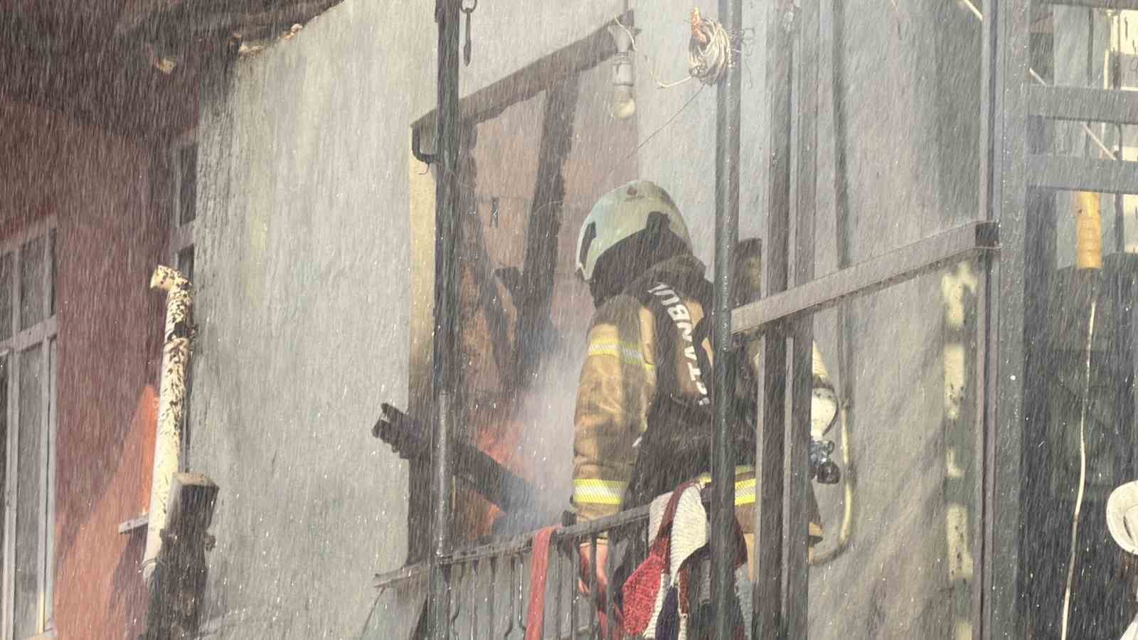Arnavutk&ouml;y&rsquo;de boş binanın &ccedil;atısı alevlere teslim oldu
