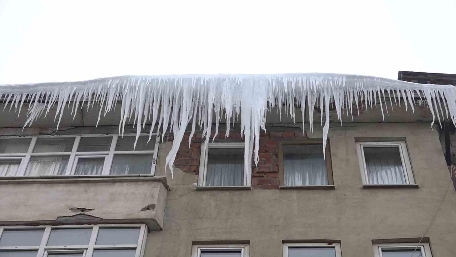 Muş&rsquo;ta &ccedil;atılarda oluşan dev buz sarkıtları tehlike sa&ccedil;ıyor
