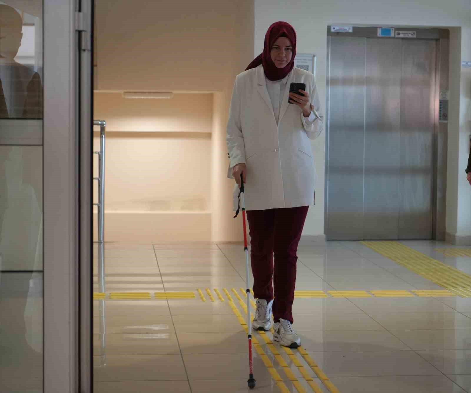 Görme engelli öğrenci, yapay zeka asistanı sayesinde 4 yılda ilk kez tek başına kantine gidebildi