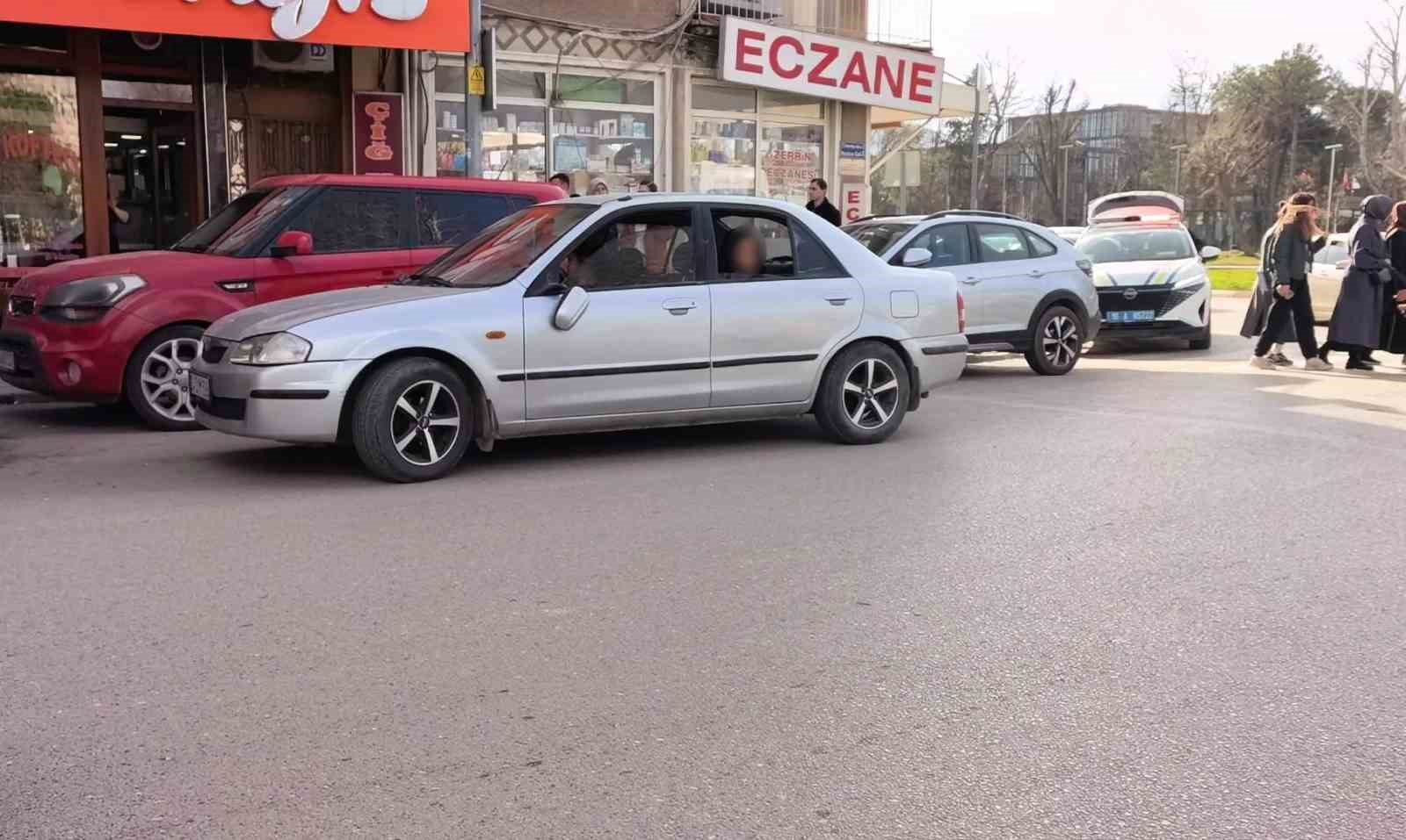 Yaya ge&ccedil;idinden ge&ccedil;en 2 kadına otomobil &ccedil;arptı
