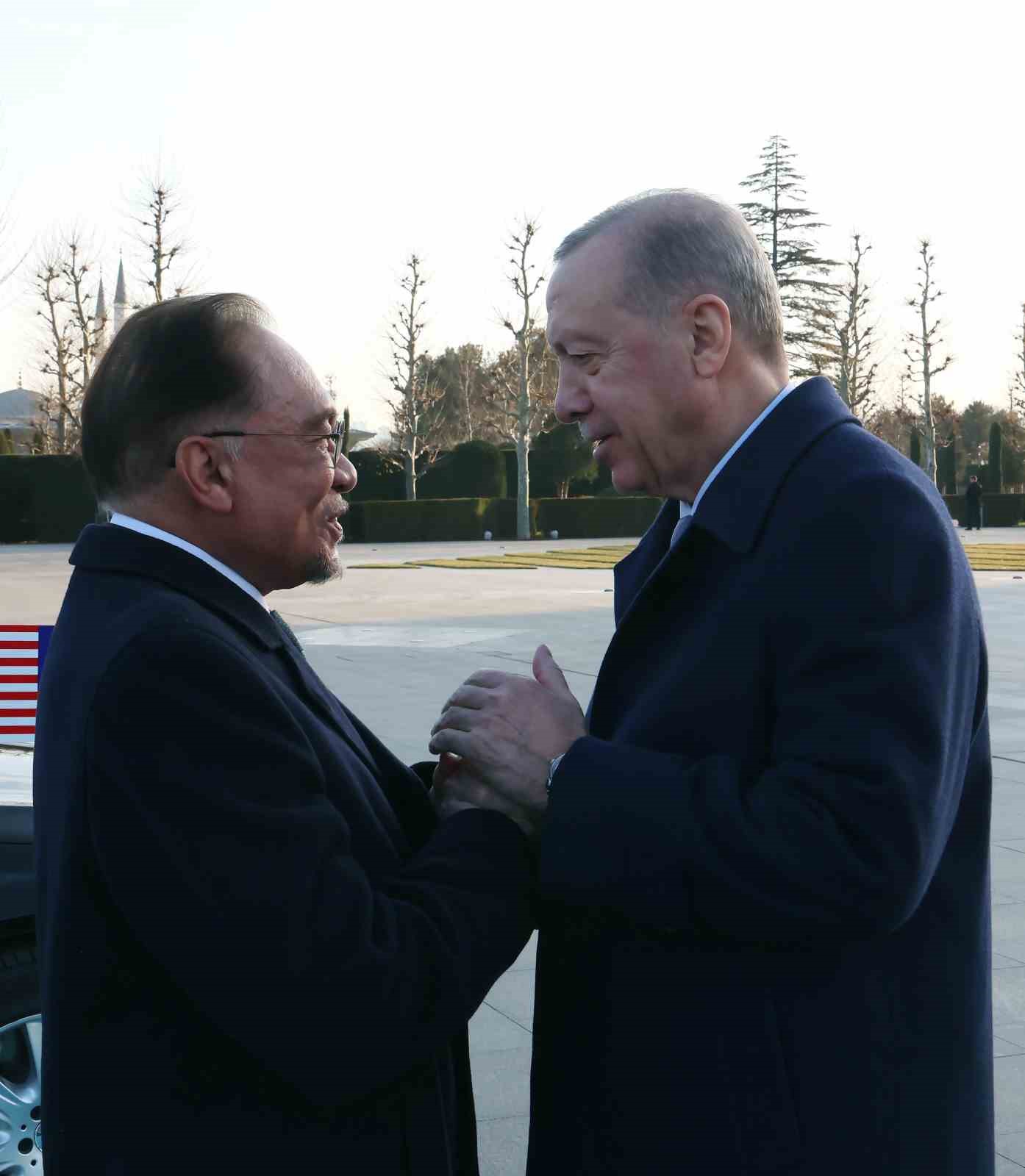 Cumhurbaşkanı Erdoğan, Malezya Başbakanı Enver İbrahim&rsquo;i t&ouml;renle karşıladı
