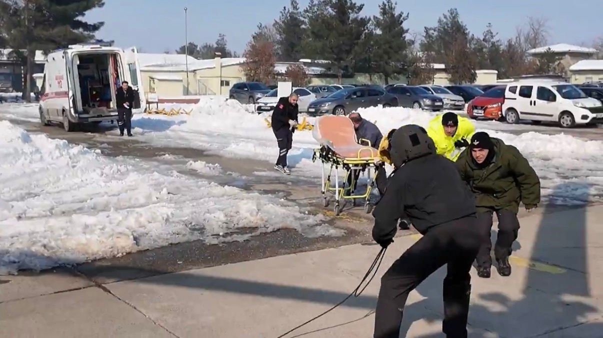 Diyarbakır’da rahatsızlığı bulunan vatandaş, jandarma helikopteriyle hastaneye sevk edildi
