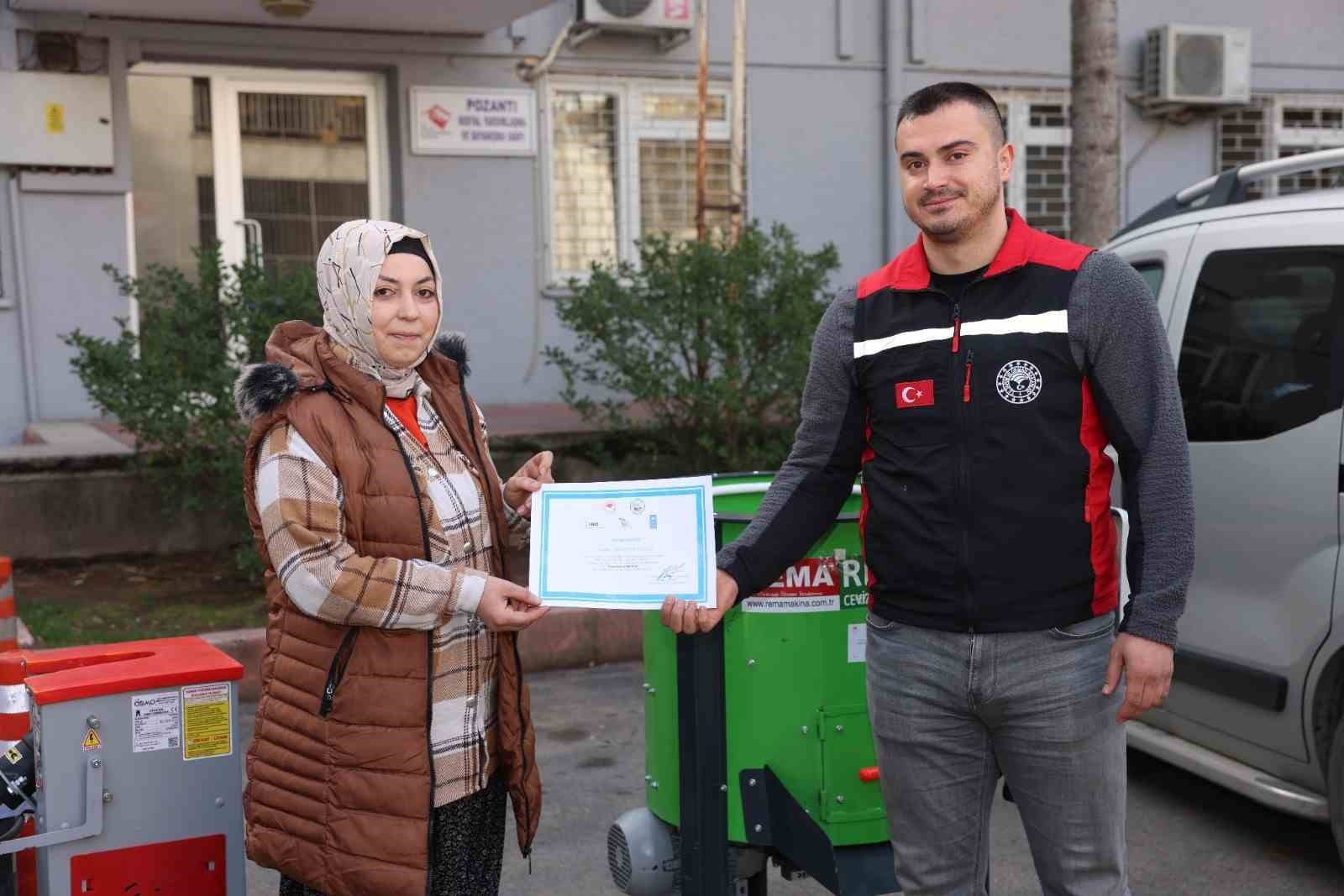 Pozantı&rsquo;da &uuml;reticilere ekipman desteği verildi
