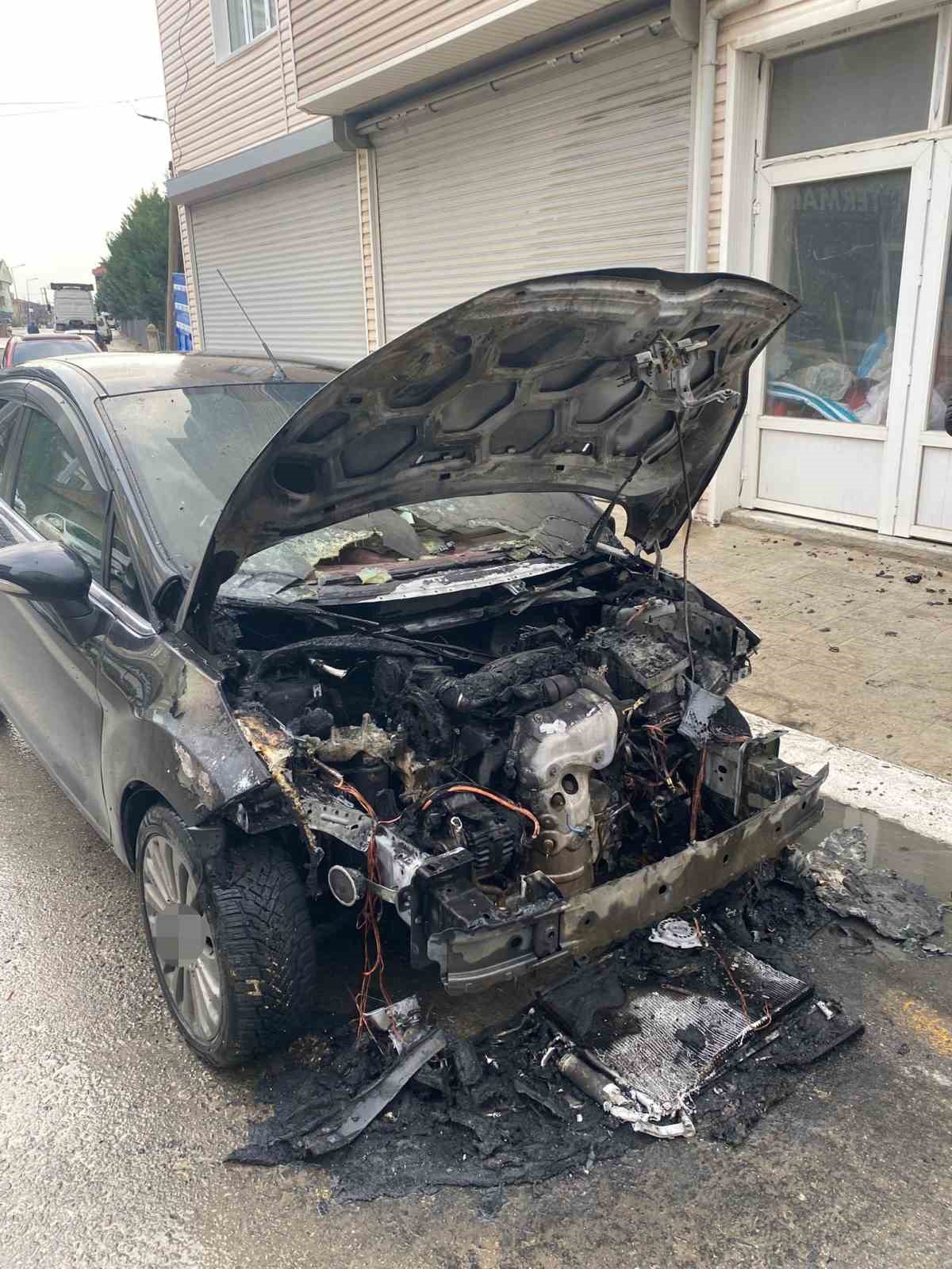 Pınarhisar&rsquo;da park halindeki otomobil alevlere teslim oldu
