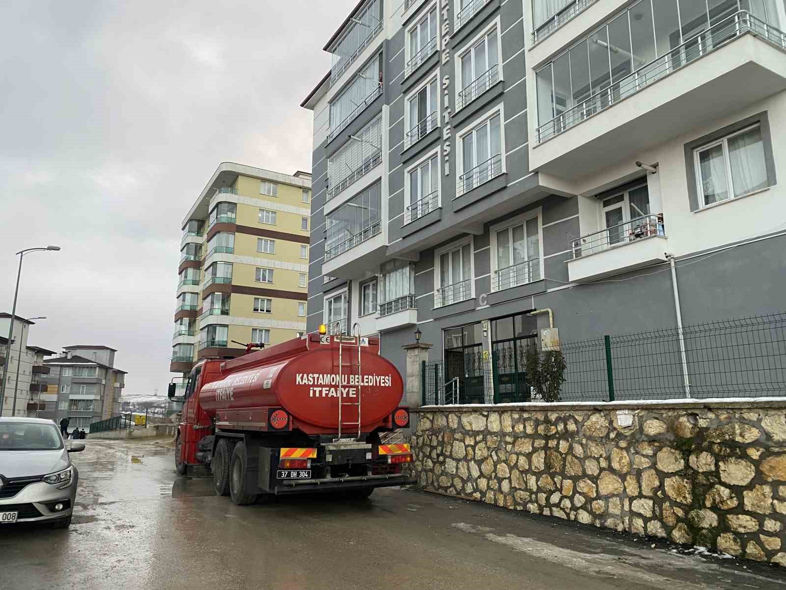 Kastamonu&rsquo;da bazı mahallelerde su kesintisi devam ediyor: Vatandaşlara su dağıtıldı
