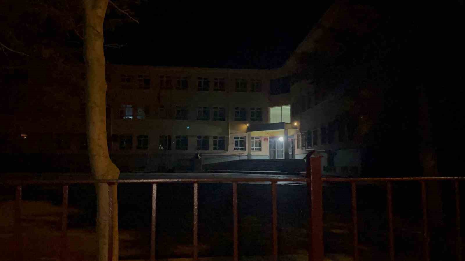 Okul bah&ccedil;esinde babası darbedilen, kendisi de bı&ccedil;aklanan &ccedil;ocuk hastaneye kaldırıldı
