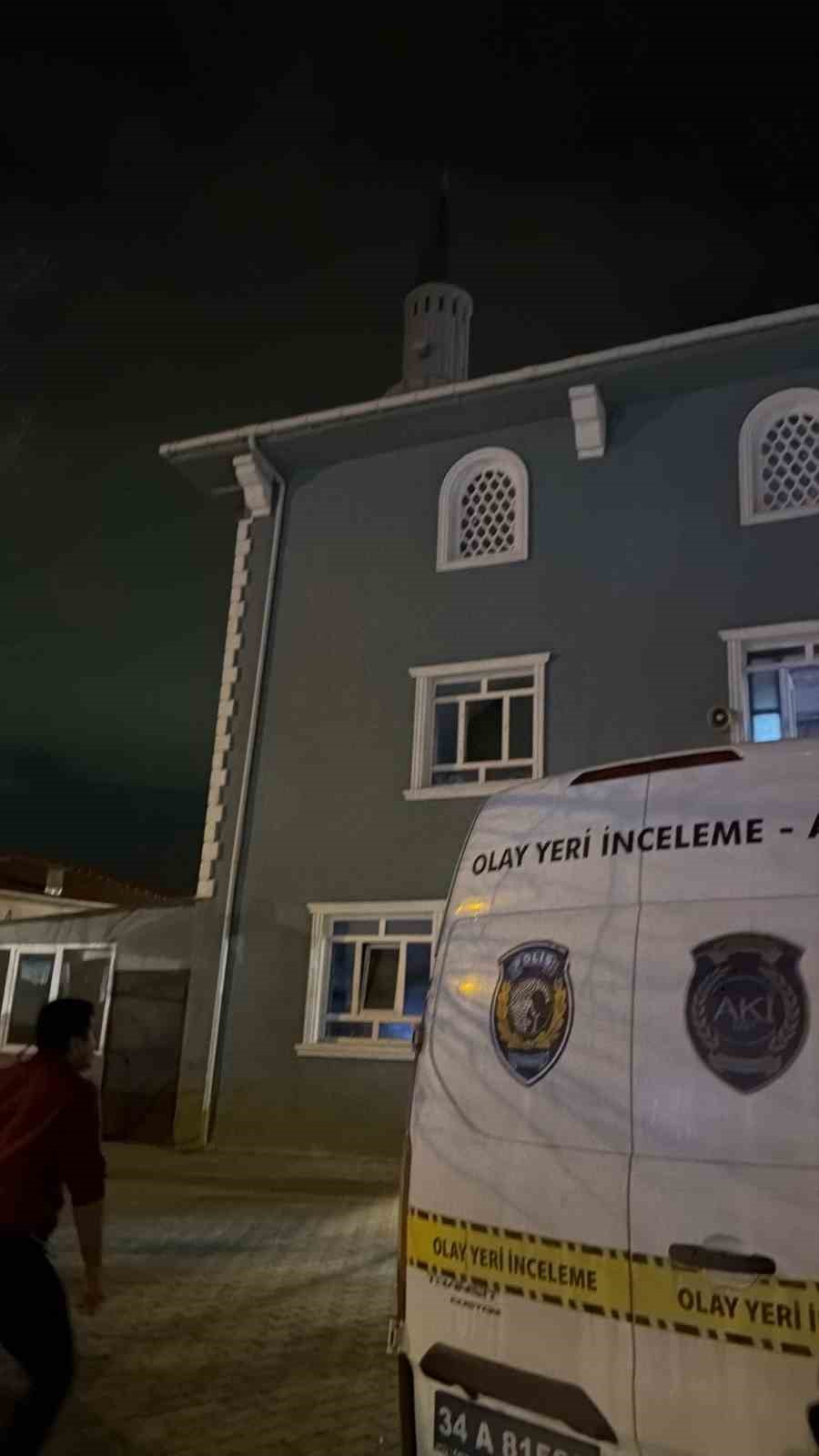 Arnavutk&ouml;y&rsquo;de cami avlusunda yaşlı adama silahlı saldırı: 1 yaralı
