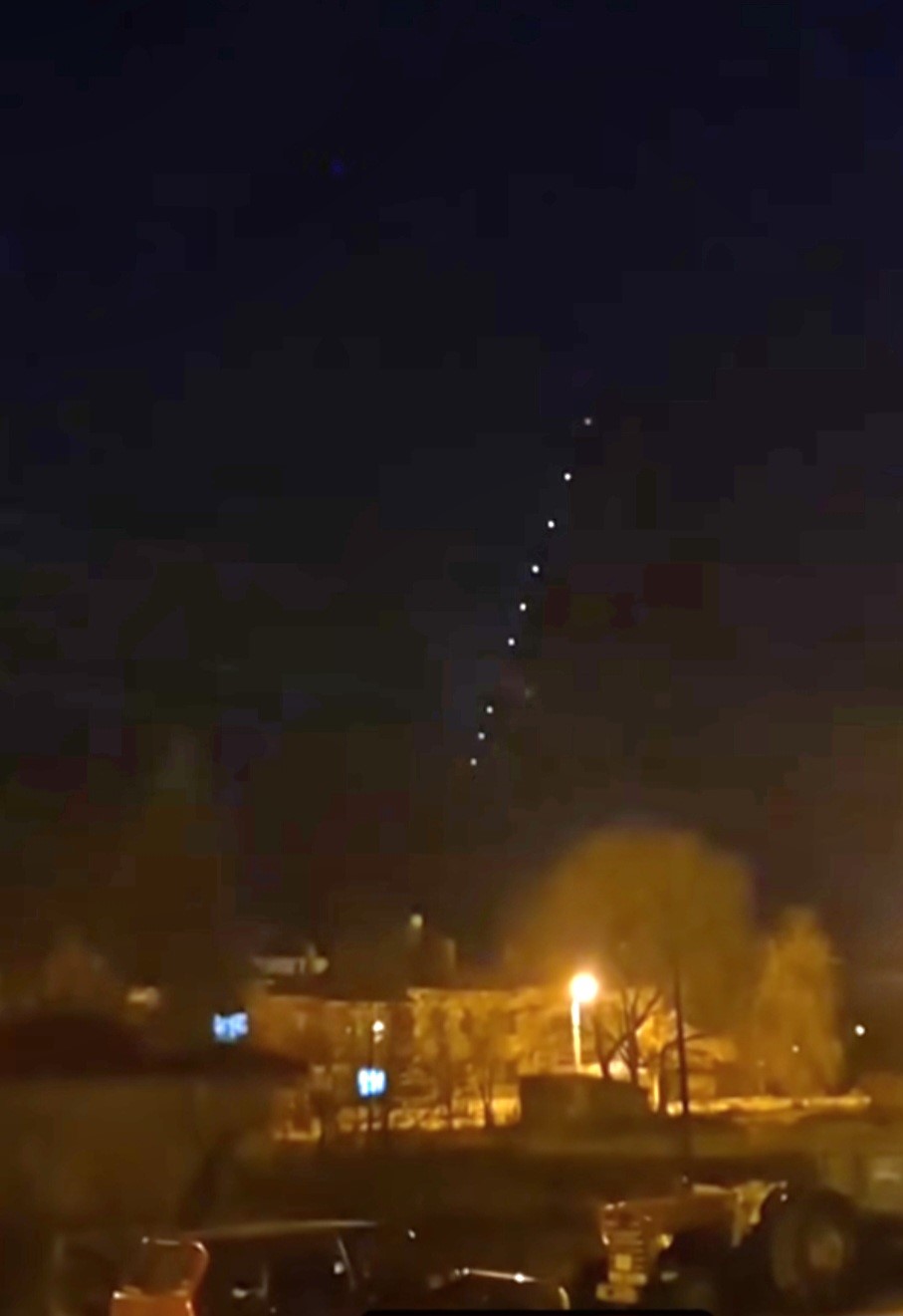 K&uuml;tahya ve Tavşanlı semalarında sıra sıra ışıklar g&ouml;r&uuml;ld&uuml;
