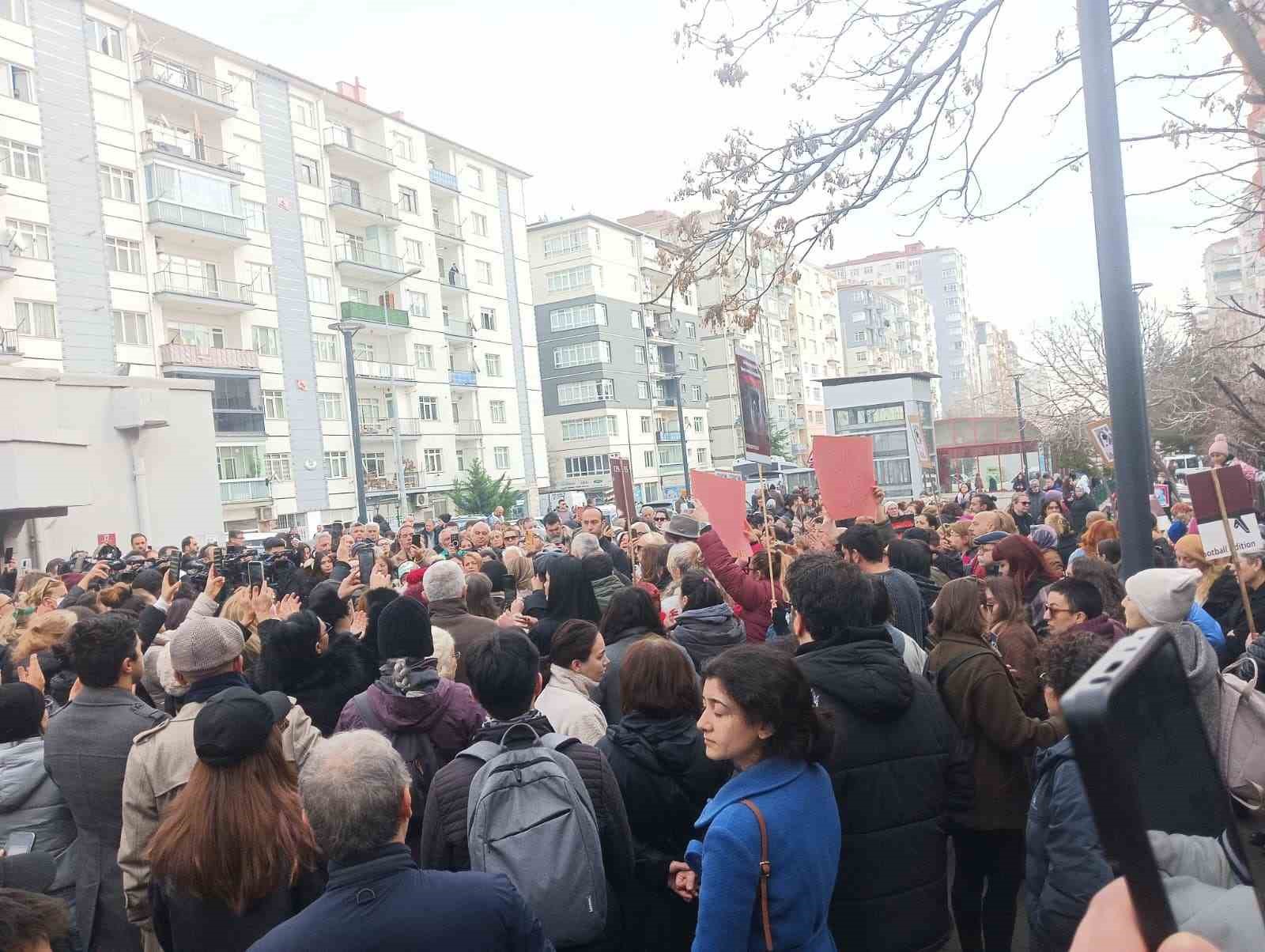 Hayvanseverlerden metroda belediye g&ouml;revlilerince &ouml;ld&uuml;r&uuml;ld&uuml;ğ&uuml; iddia edilen k&ouml;pek i&ccedil;in ABB&rsquo;ye tepki
