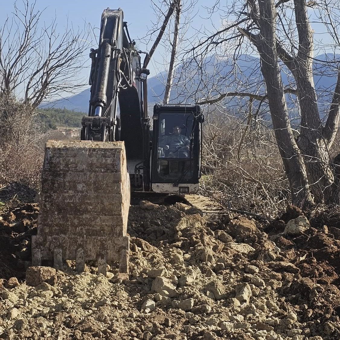 Beyağa&ccedil; Belediyesi ulaşımı olmayan araziler i&ccedil;in yol yapım &ccedil;alışmasını s&uuml;rd&uuml;r&uuml;yor
