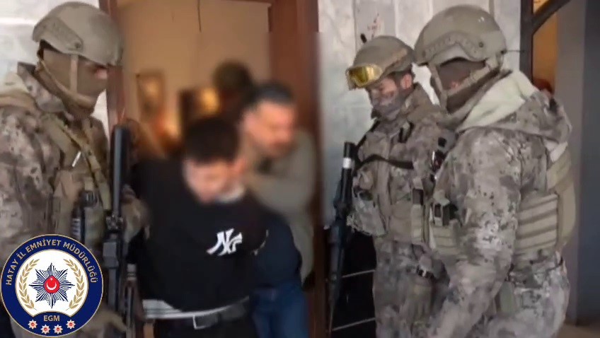 Filmleri aratmayan milyonlarca liralık kuyumcu soygununda, altınlar 4 farklı noktada toprağa g&ouml;m&uuml;l&uuml; bulundu
